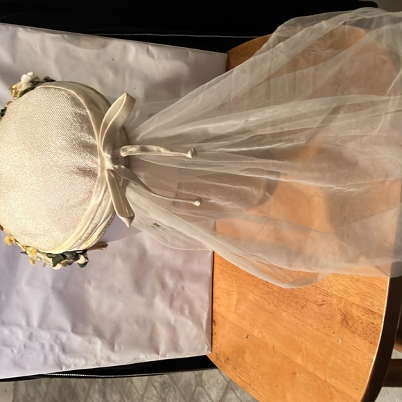 Lovely vintage crème satin like hat with flower band , satin bow n short back - Picture 5 of 9